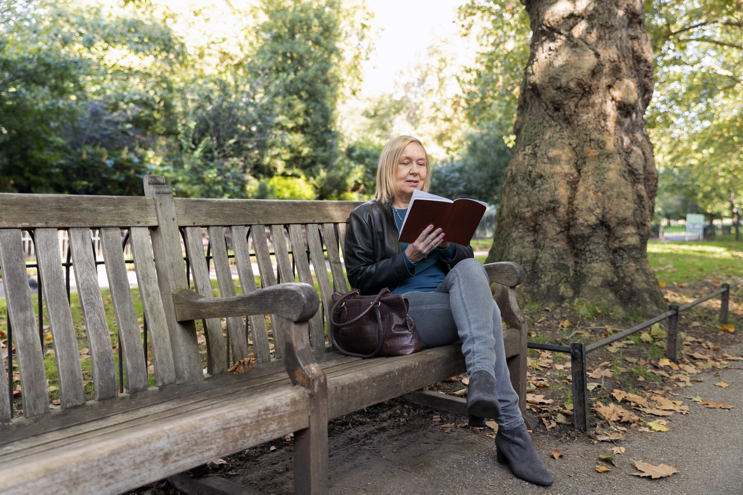 full-shot-woman-reading-park